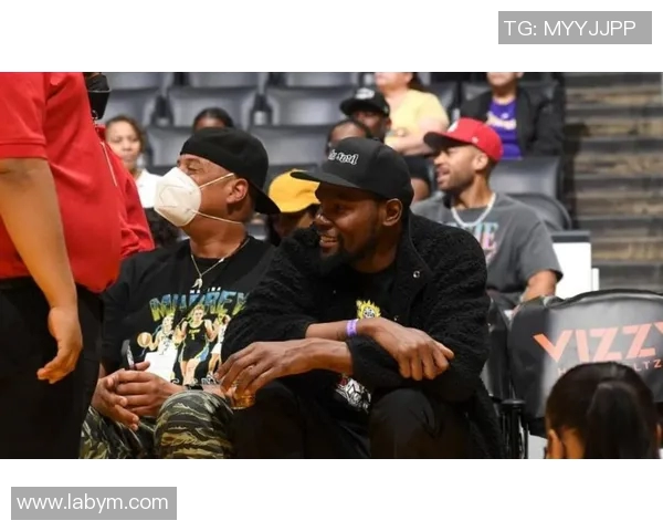 篮网与绿军圣诞大战精彩回顾球迷热情高涨赛场氛围火爆